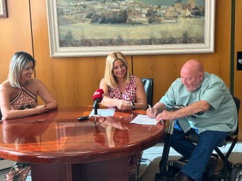 La alcaldesa, Irene Navarro, y el presidente de AMFI, Andrés Molina, han firmado el acuerdo. 