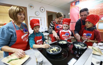 Comercio organiza 16 talleres de cocina para niños en los mercados de Elda