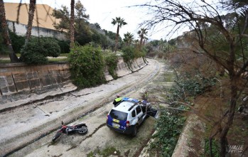 El vehículo ha sido descubierto esta mañana abandonado en el río | Jesús Cruces.