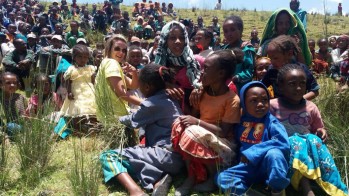 Los niños y padres del colegio les recibieron con cierto recelo pero pronto se ganaron su confianza.