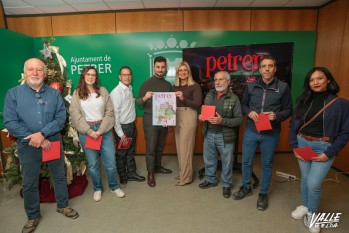 El edil de Fiestas, Alejandro Ruiz, y la alcaldesa, Irene Navarro, han presentado esta programación junto a los participantes del vídeo promocional | J.C.