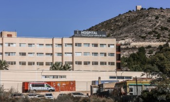 La cuarta planta del hospital está ocupada por pacientes COVID-19 | J.C.