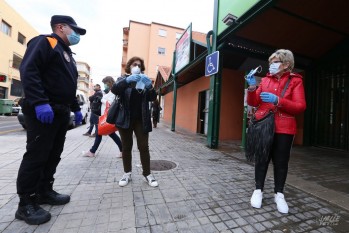 Voluntarios de Protección Civil repartirán un sobre con cinco mascarillas en los buzones de las viviendas de Petrer.