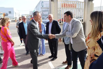 El conseller y la directora del Ivace, Júlia Company,  visitan la comunidad de energía del polígono industrial de Alcodar en Gandía, respaldada por el Ivace, con 189.000 euros. 