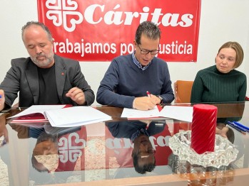 El convenio ha sido firmado por el director de Cáritas Diocesanas Orihuela-Alicante, Víctor Mellado, y el alcalde, Rubén Alfaro, con la presencia de la directora de Cáritas Elda, Sonsoles Chinchón. 