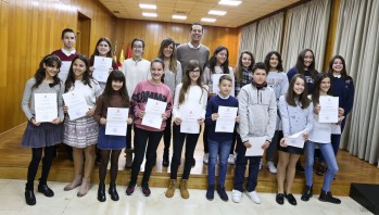 Alfaro junto a los estudiantes que han sido premiados | Jesús Cruces.